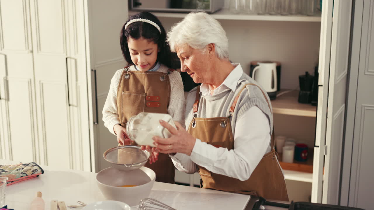 Nonna e nipote che cucinano insieme