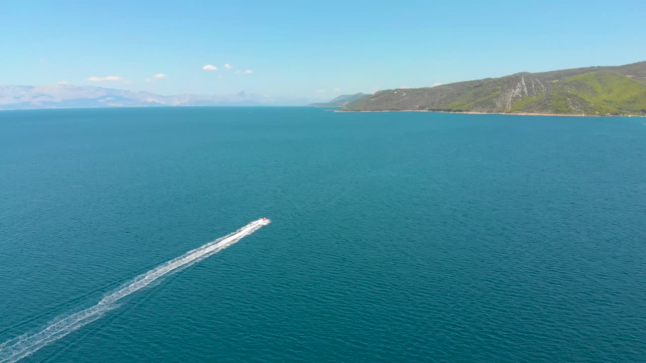 아드리아 해 - 크로아티아 해안선의 열대 바다에 스피드 보트