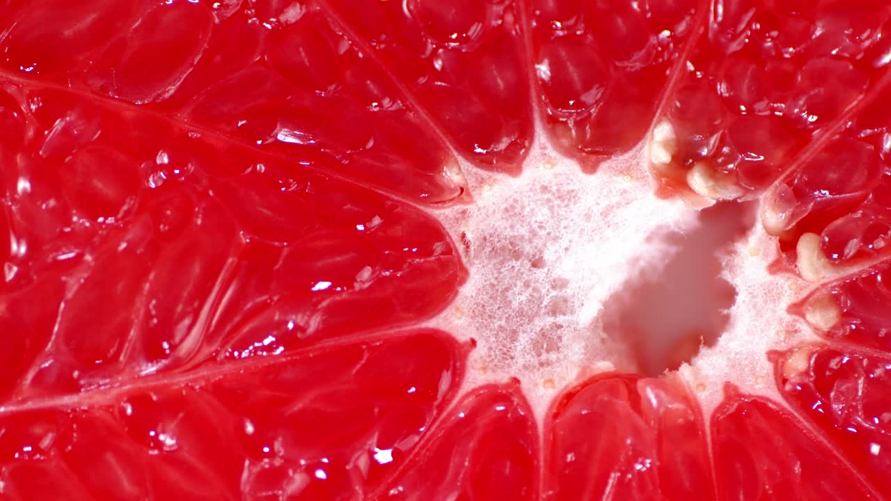 매운 은 그레이프프루트의 조각은 천천히 회전합니다.