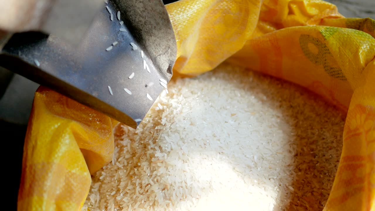 은 이 노란색 가방으로 흐르고 있습니다.