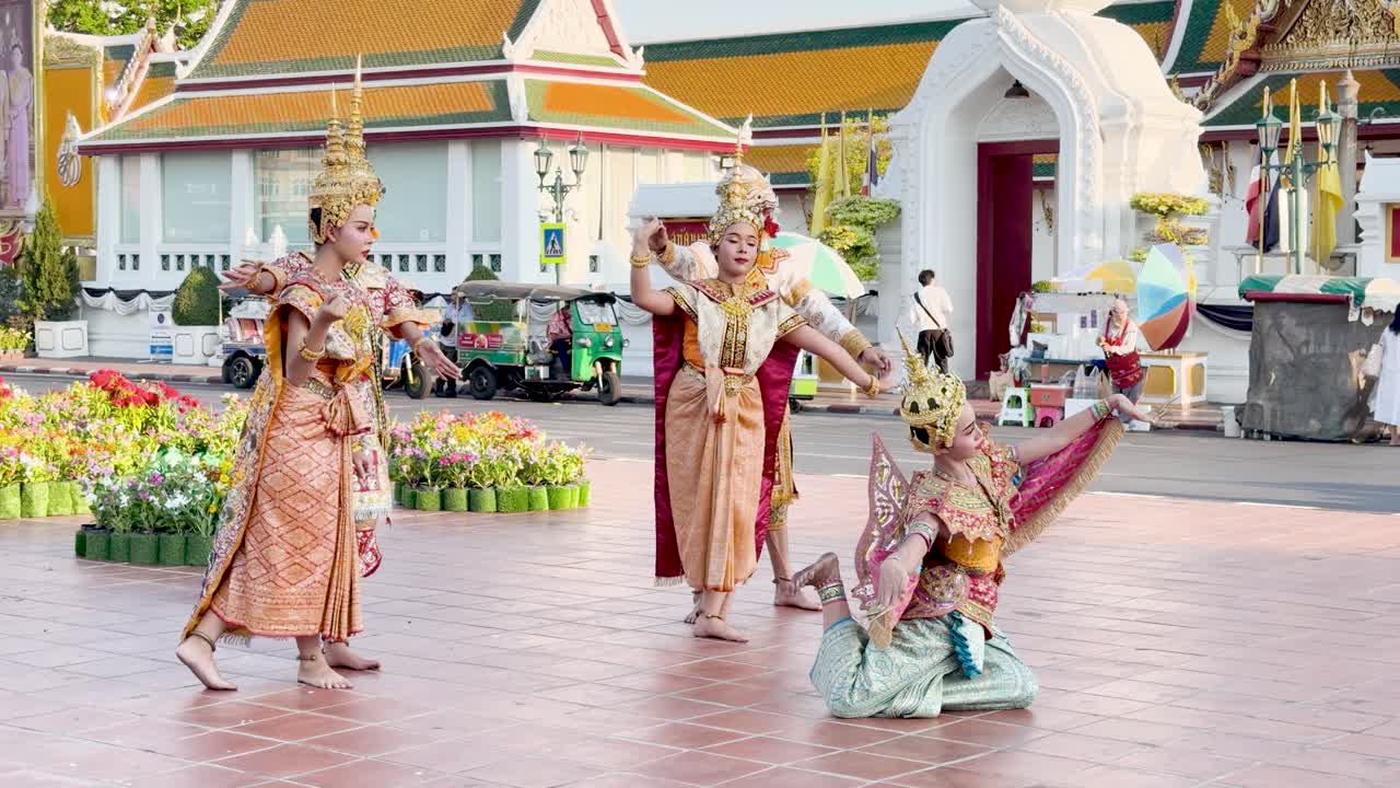 Penari Thailand dengan kostum tradisional yang mewah menampilkan tarian Khon klasik di kuil Wat Suthat