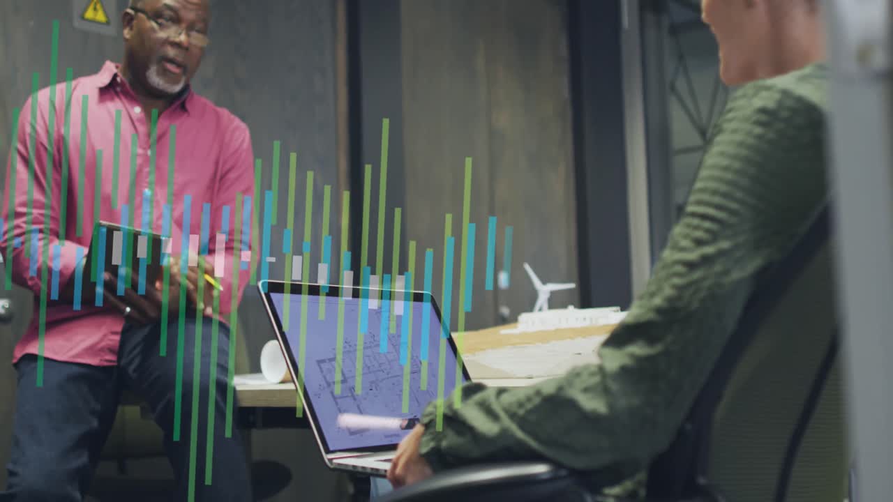 Animation der Datenverarbeitung über verschiedenen Geschäftsleuten, die im Büro arbeiten.