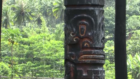 Tiki-carving,-on-wooden-pole-at-Cultural-centre,-Taipivai,-Nuku-Hiva,-Marquesas-islands,-French-Polynesia