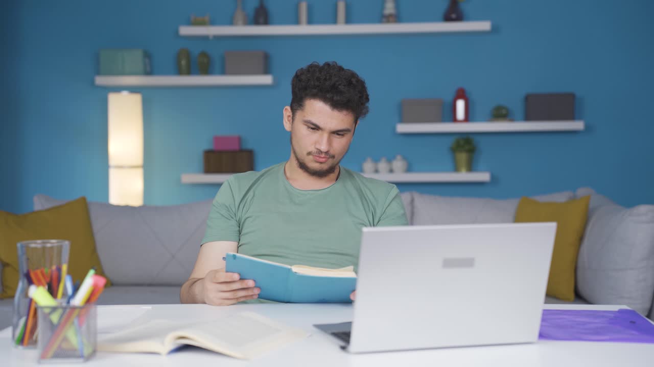 estudiante masculino aburrido con el estudio.