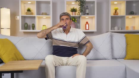 anciano bebiendo agua para una vida saludable.