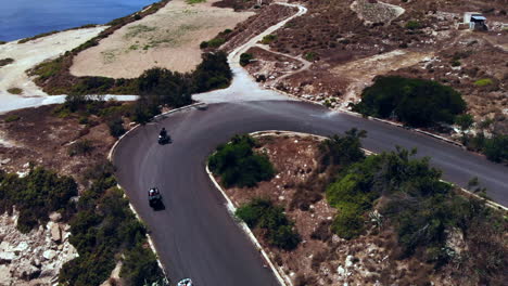 antena hermosa isla paraíso motos y quads en sinuoso camino costero
