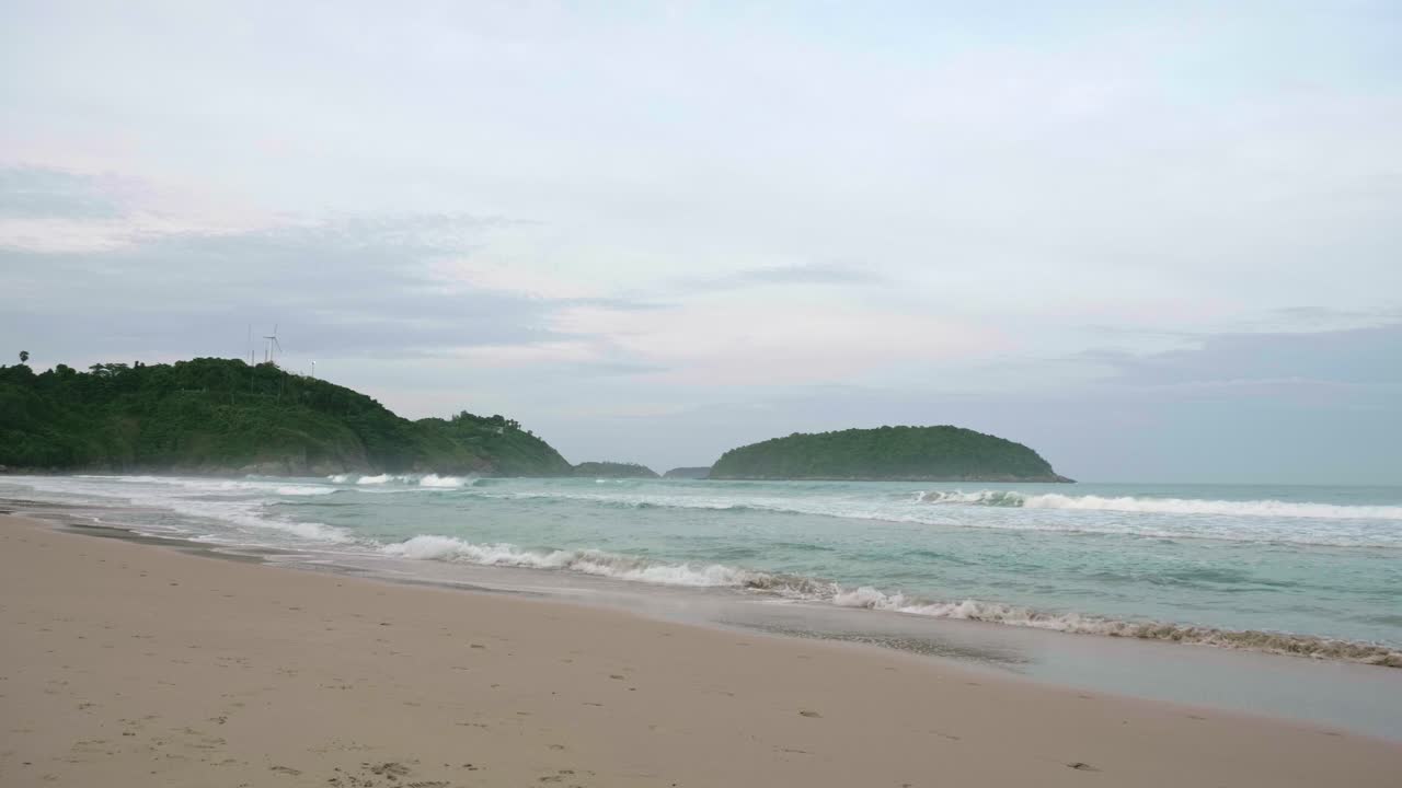 Ombak laut menerjang pantai di Phuket, Thailand