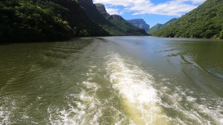 Flusso d'acqua spumeggiante dal motore di una barca durante la navigazione al Blyde River Canyon.