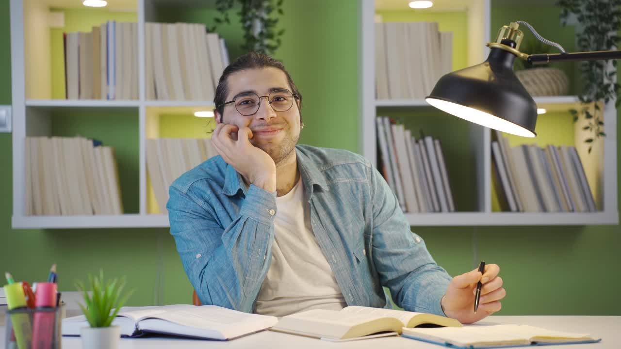 un joven pensativo mirando a la cámara.
