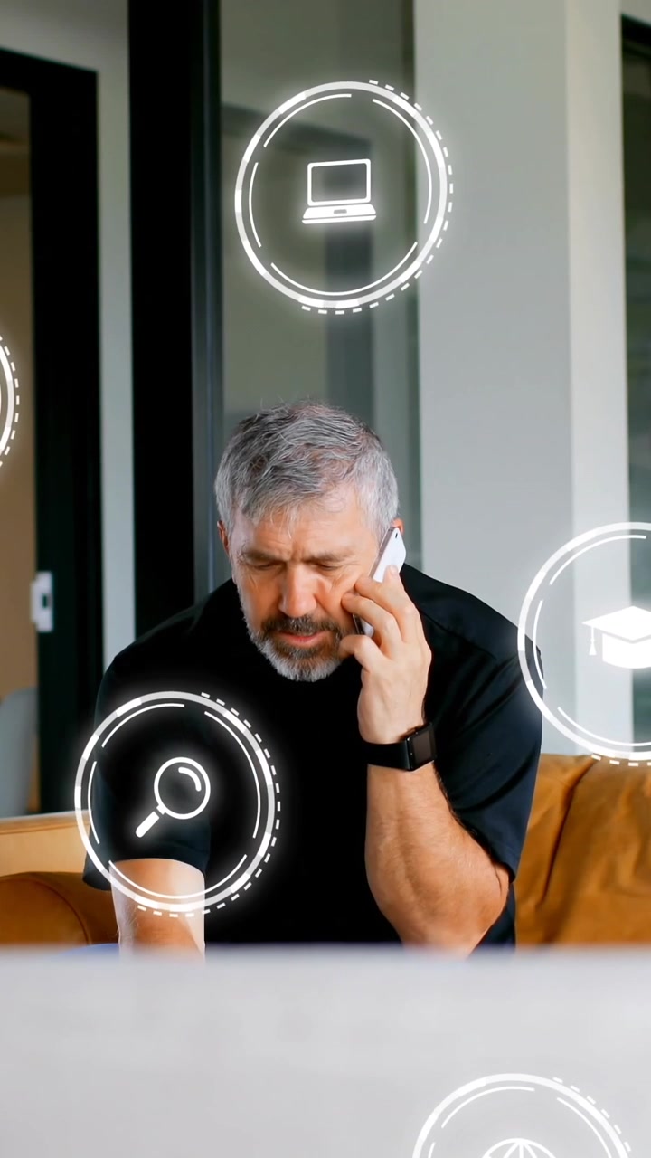 Animação de ícones digitais com processamento de dados sobre empresário caucasiano no escritório
