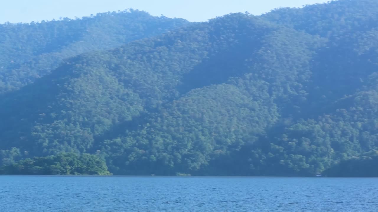 los barcos atraviesan un sereno lago de montaña.