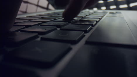 dedos masculinos escribiendo en el teclado de la computadora portátil. manos del hombre usando la computadora portátil