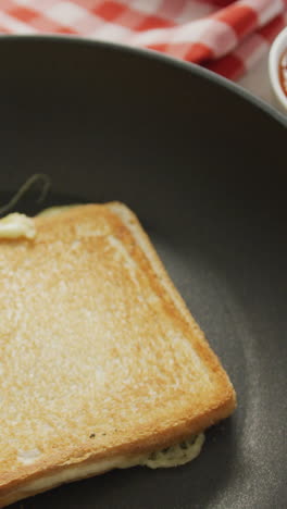 video de sándwich de pan blanco con queso recién tostado preparado en una sartén