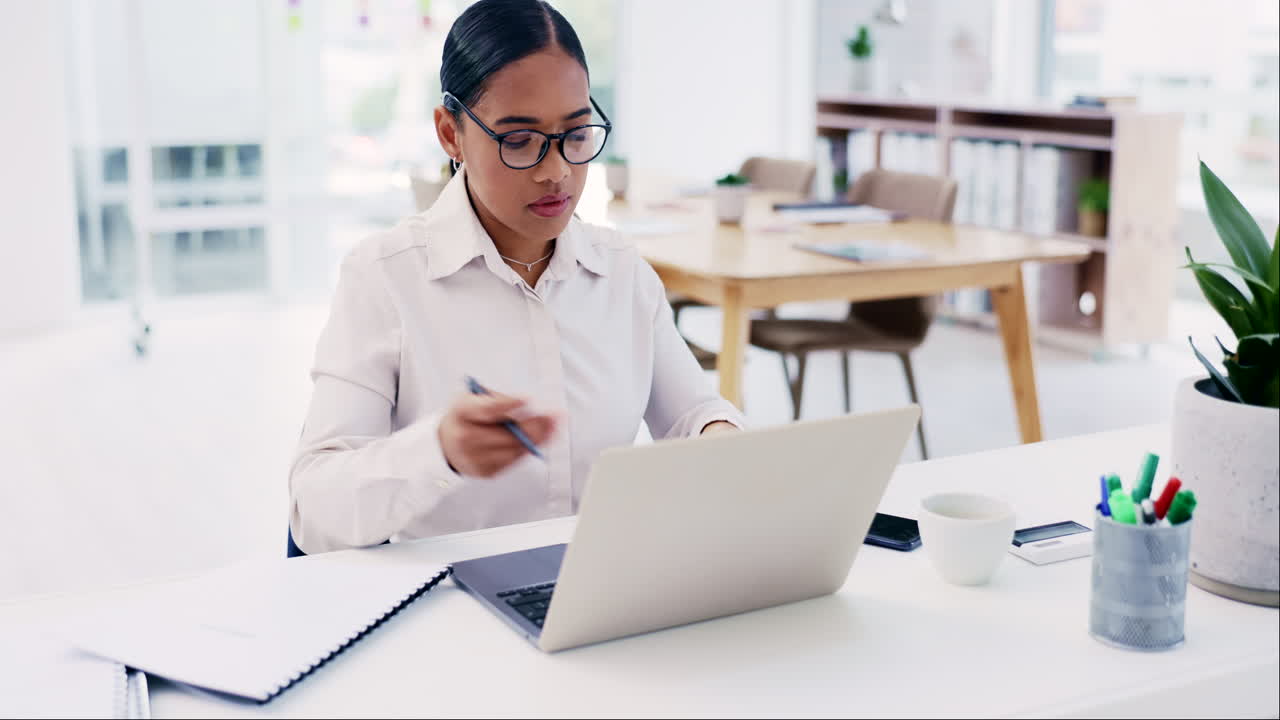 computadora portátil, portátil y mujer corporativa mecanografiando