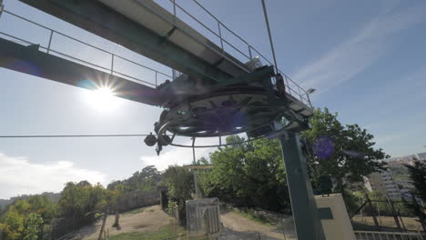 Mit-Der-Seilbahn-Durch-Den-Zoo-Fahren,-Lissabon,-Portugal