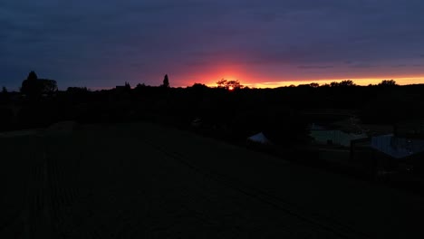 Farbenfroher,-Warmer-Sonnenuntergang-über-Dem-Außergewöhnlichen-Glamping-Park-In-Ven-Zelderheide,-Limburg,-Niederlande
