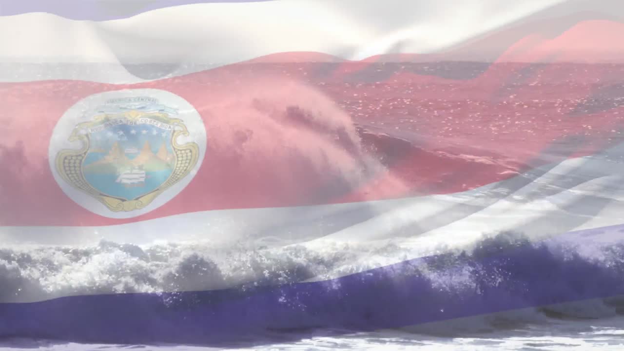 composición digital de ondear la bandera de costa rica contra las olas en el mar