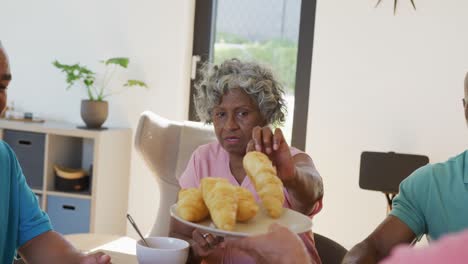 personas mayores felices y diversas desayunando en el hogar de ancianos