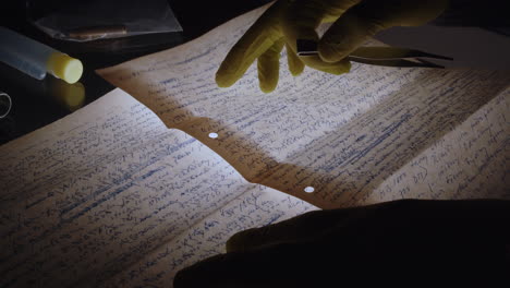 Un-Técnico-Forense-Con-Guantes-Estudia-Cuidadosamente-Cartas-Escritas-A-Mano