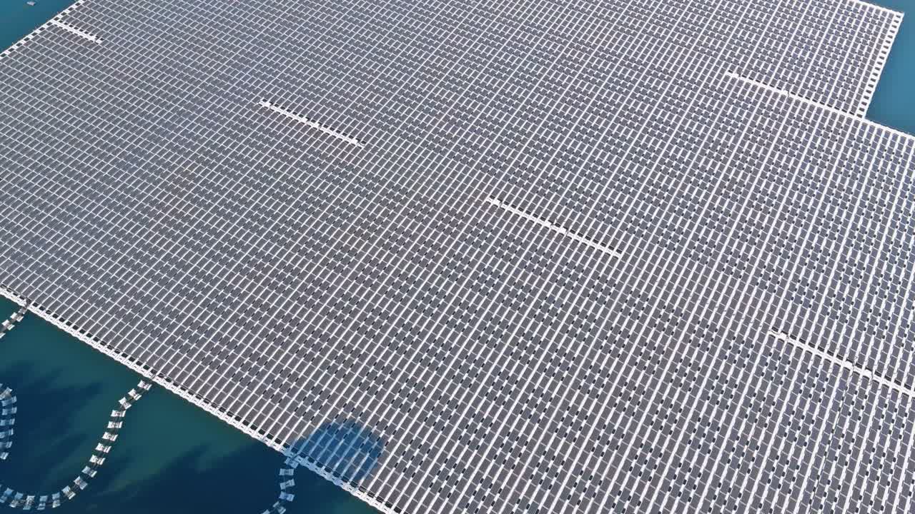 개방된 물 연못에 떠다니는 태양광 시스템 패널의 공중 사진 재생 가능한 에너지의 대안