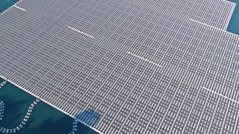 vista aérea de paneles de sistemas solares que flotan en estanques de agua abierta alternativa a las energías renovables