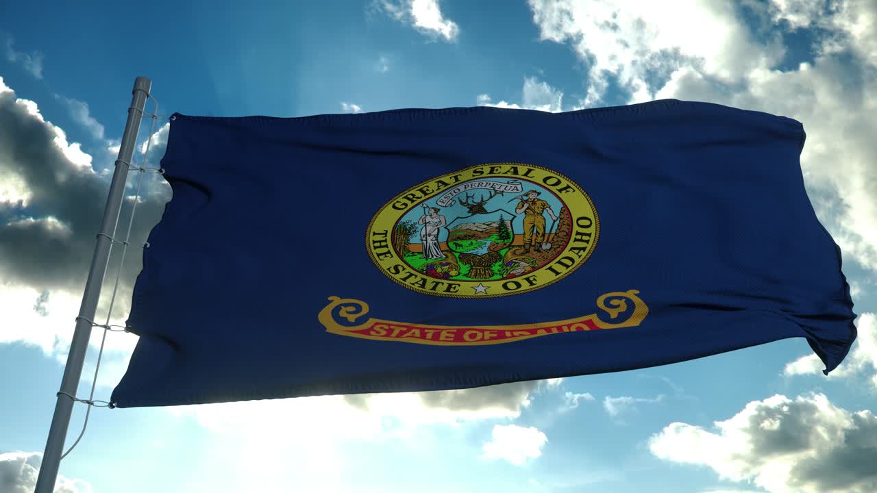 Bandera de Idaho en un mástil ondeando al viento en el cielo. Estado de Idaho en los Estados Unidos de América