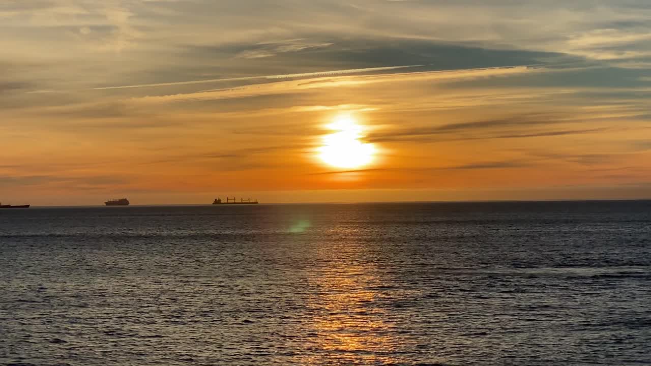 바다 위의 4k 큰 일몰, 좋은 파도 위에 일출 시간 경과