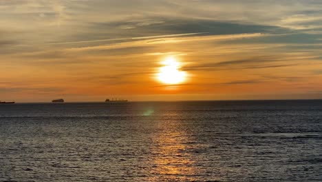 gran puesta de sol de 4k sobre el océano, lapso de tiempo del amanecer sobre algunas buenas olas
