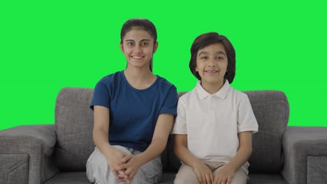 Indische-Geschwister-Lächeln-In-Die-Kamera-Greenscreen