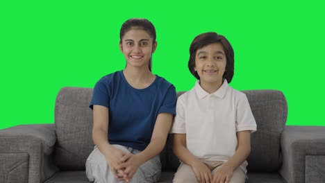 hermanos indios sonriendo a la cámara pantalla verde