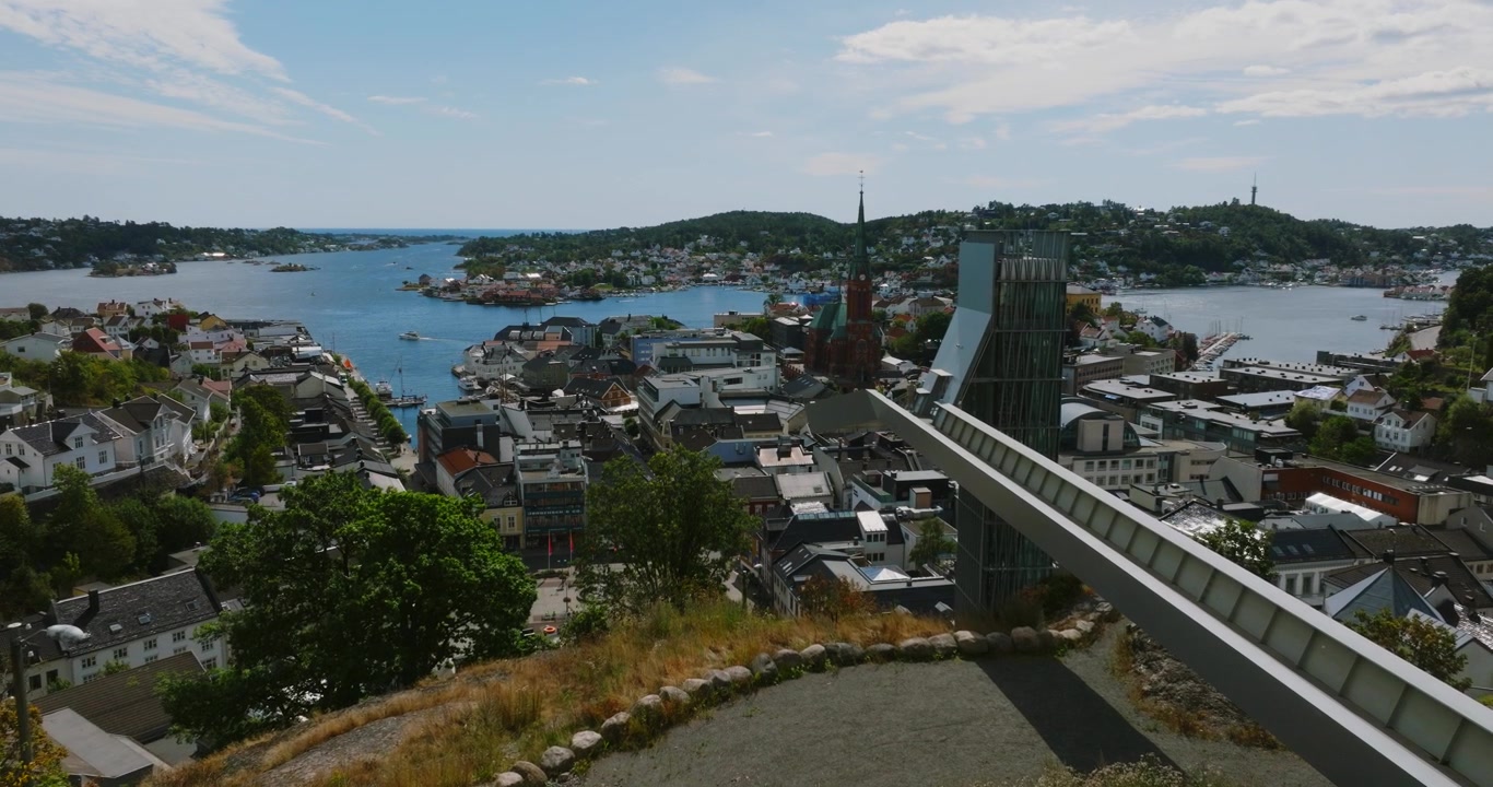 Veduta aerea della città portuale di Arendal, Norvegia, al rallentatore, che mostra la costa norvegese.