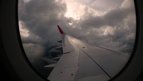 Sonnenuntergang-Und-Schöne-Wolken-Aus-Dem-Fenster-Des-Linken-Flügels-Des-Flugzeugs-Wecken-Reiseerinnerungen