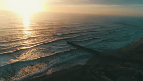 Toma-Aerea-De-La-Playa-En-Tijuana-Al-Atardecer