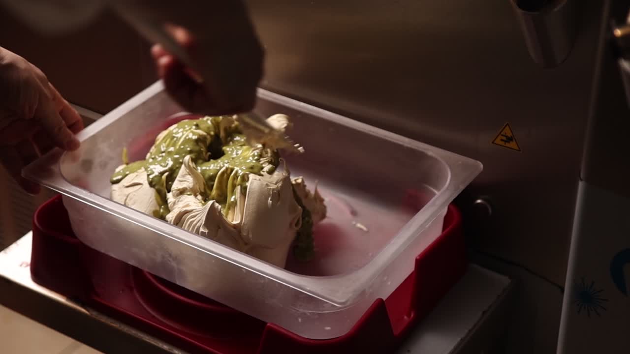 Mescolare gelato fresco con topping al pistacchio verde