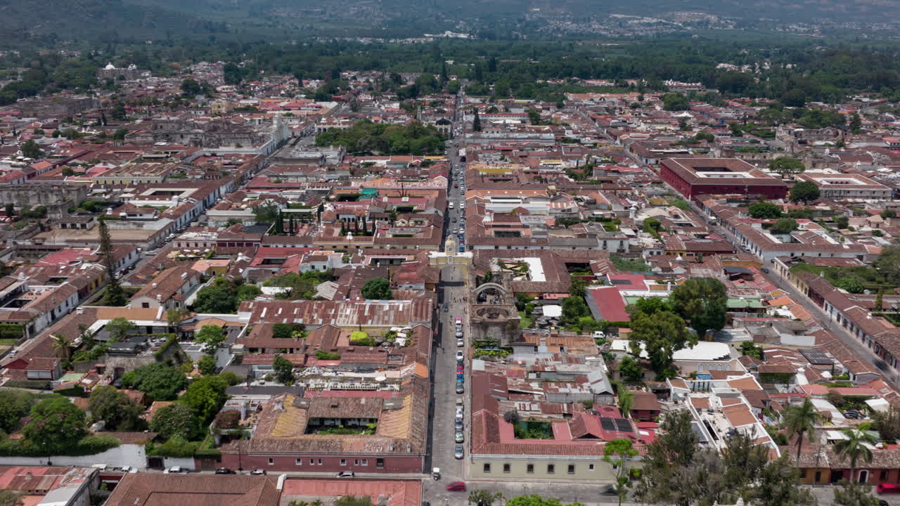 hiperlapso aéreo lento empuja el arco de santa catalina en antigua, guatemala