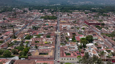 Langsamer-Luftüberfall-Dringt-In-Den-Bogen-Von-Santa-Catalina-In-Antigua,-Guatemala-Ein