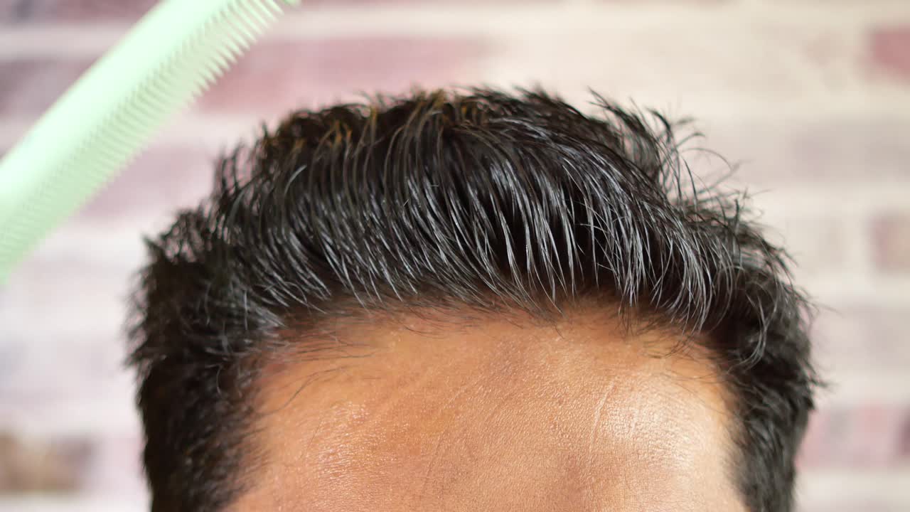 Uomo che si fa acconciare i capelli