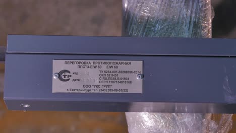 placas de identificación de los equipos industriales
