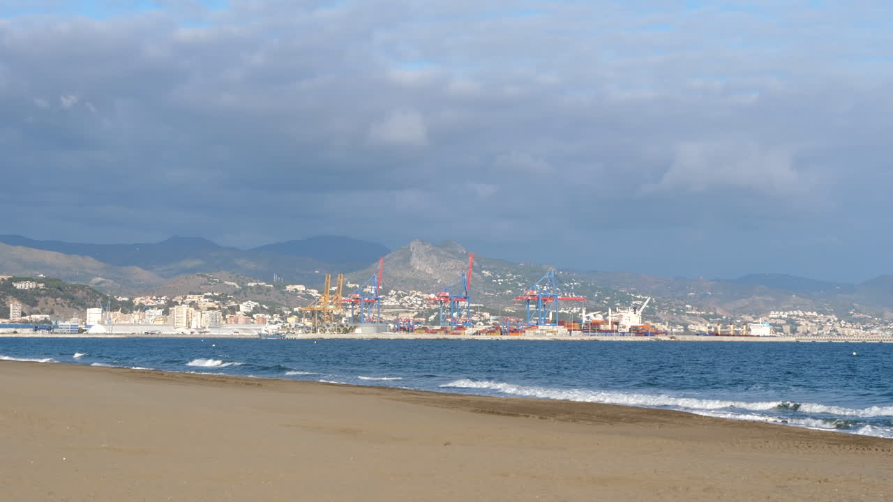 화창한 날 해변에서 본 말라가. 공전