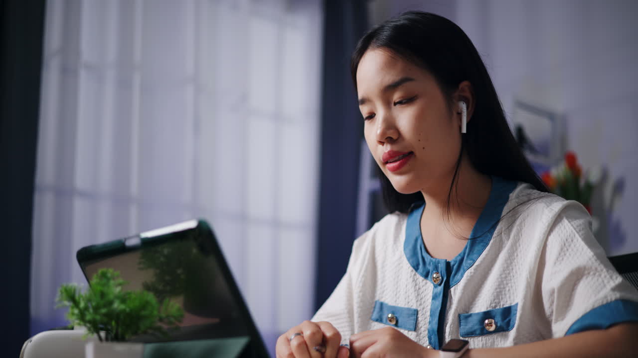 젊은 여성이 비디오 통화를 하고 있습니다.