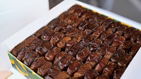 los dátiles 'fard' de los emiratos son elegantemente empaquetados en una caja de regalos en una tienda local de dátiles