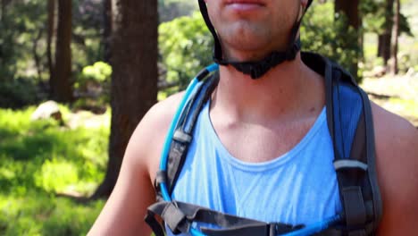 hombre atlético listo para andar en bicicleta