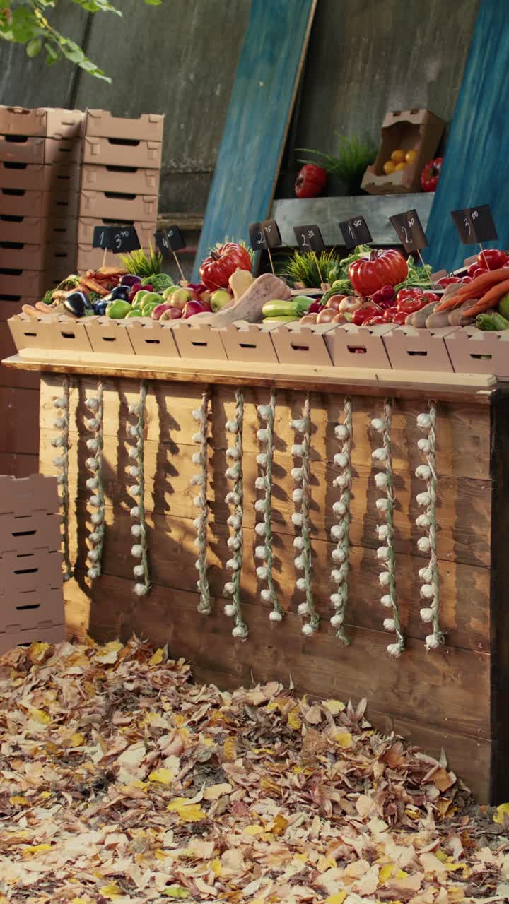 Vertikales Video: Gesundes, lokal angebautes Obst und Gemüse auf einem Bauernmarktstand