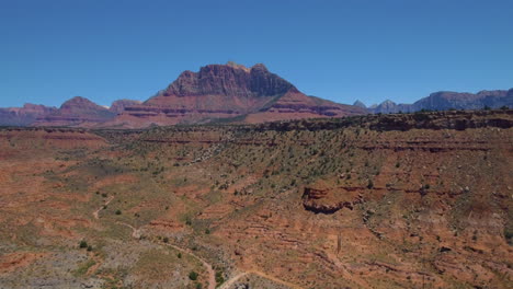 Atemberaubende-Luftaufnahme-Des-Mount-Zion-Gebirges-Im-Süden-Von-Utah