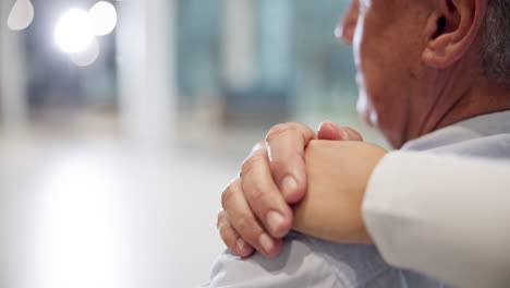 tenendosi per mano, supporto o vecchio in sedia a rotelle