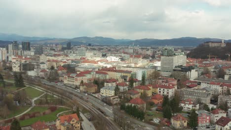 skyline der slowenischen hauptstadt ljubljana an einem bewölkten tag, 4k-luftbogenaufnahme