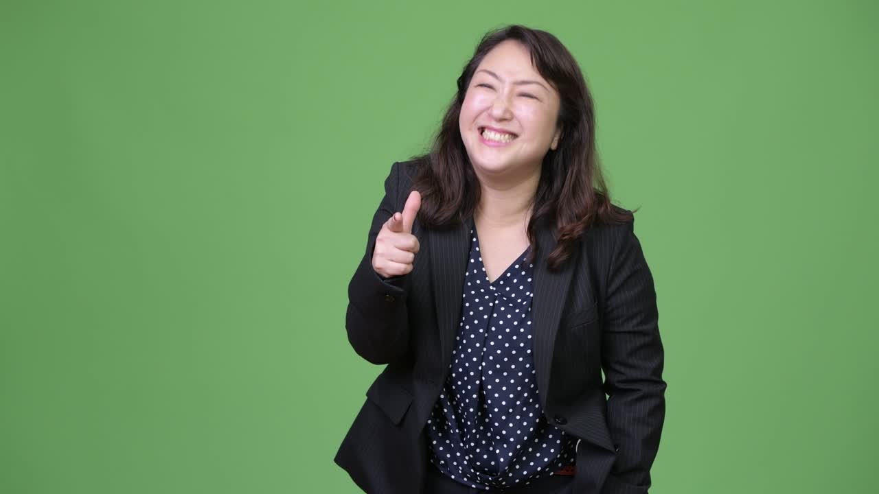 성숙하고 아름다운 아시아 사업가 여성 웃음