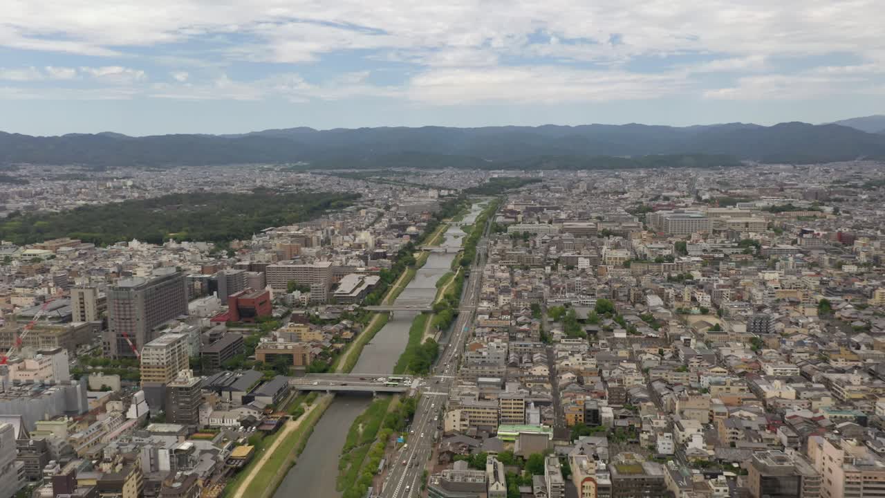 asombrosa imagen aérea de kioto con el río kamo, templos, montañas y el horizonte de la ciudad en kioto, japón