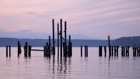 Die-Sonne-Geht-über-South-Puget-Sound-Und-Einem-Alten-Dock-Unter