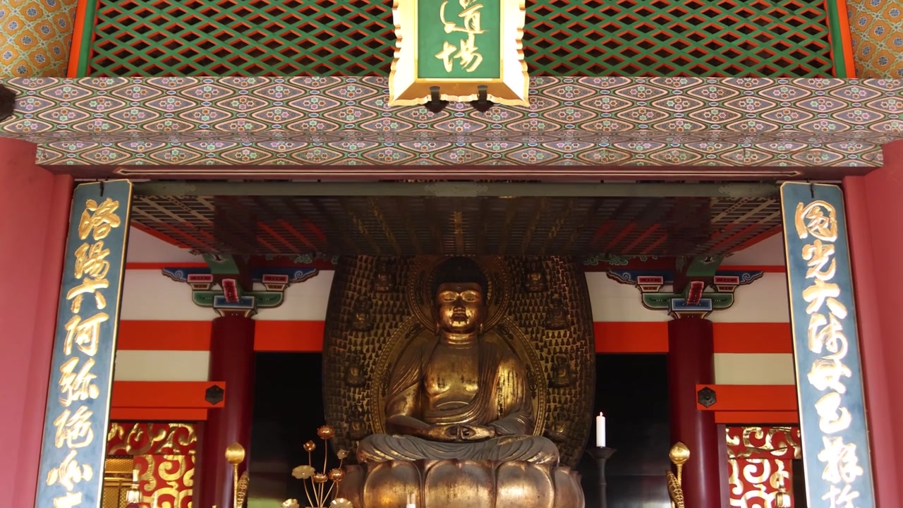 Nærbillede inde i Kiyomizu-dera-templet i Kyoto, der viser et udsmykket buddhistisk alter, hellige statuer og rigt dekorerede indvendige detaljer inden for det historiske Higashiyama tempelkompleks.